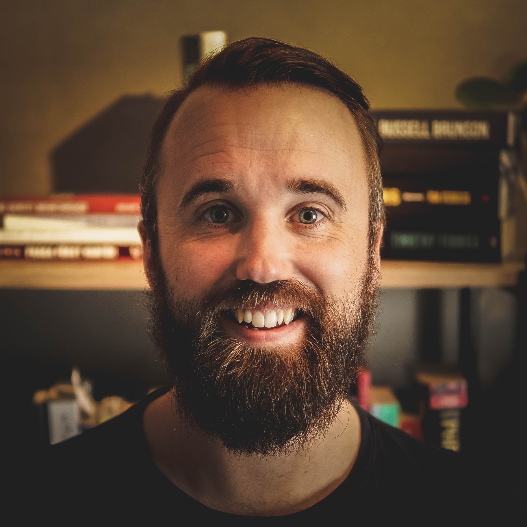 Nils Agerberg, grundare av Code & Beans, ler mot kameran